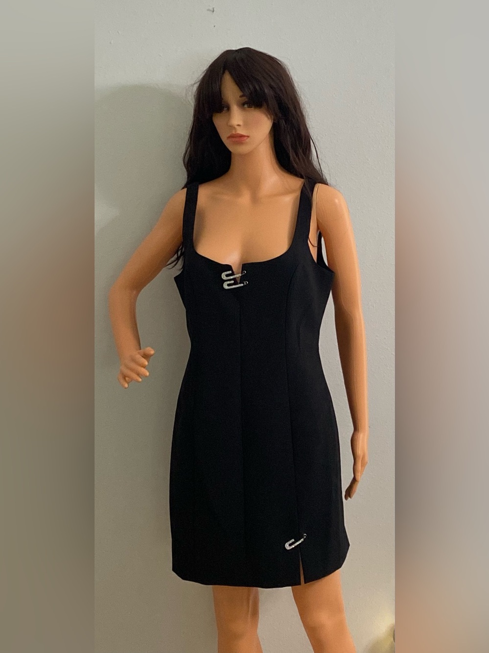 NEW CINQ A SEPT BLACK SLEEVELESS MINI DRESS WITH OVERSIZED BLING SAFETY PINS - Picture 12 of 16